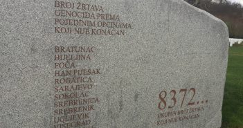 Srebrenica Şehitliği