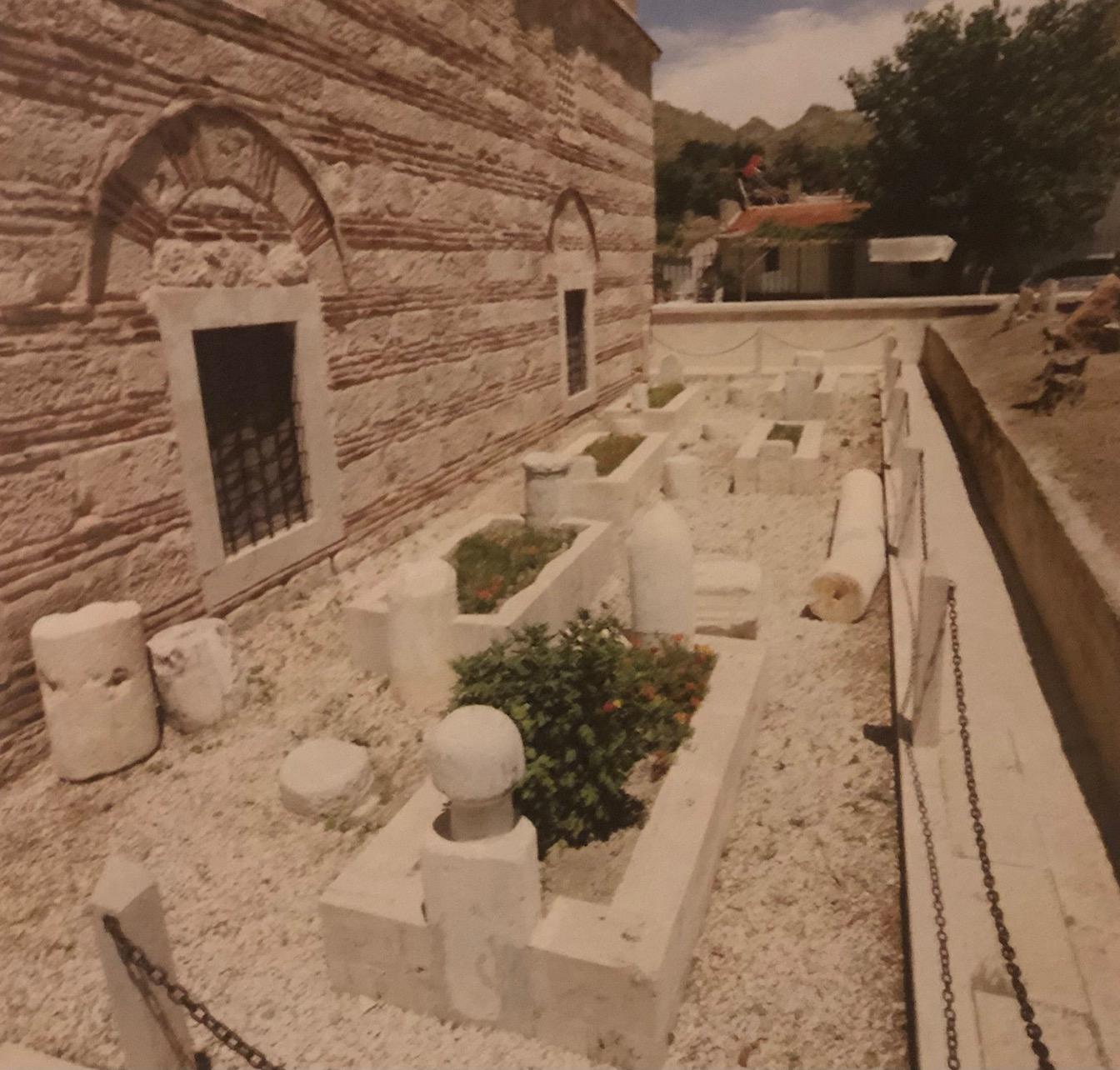 Şeyh Ahmed Şemseddin Efendi'nin kabrinin bulunduğu Hamdi Baba haziresi