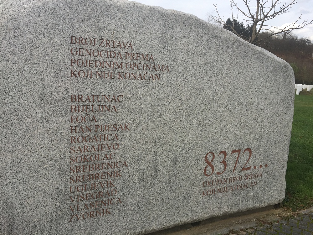 Srebrenica Şehitliği