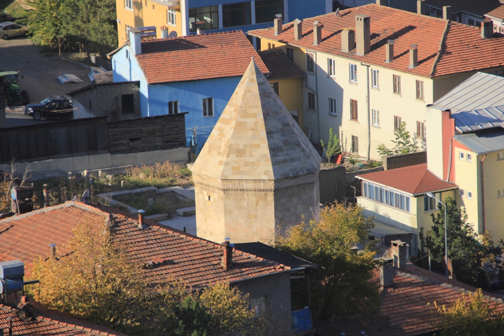 Emir Kemarettin Türbesi