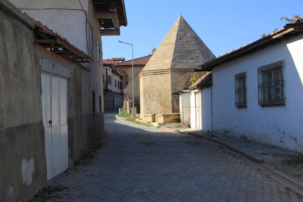 Nurettin Salih ( Kemankeş ) Türbesi