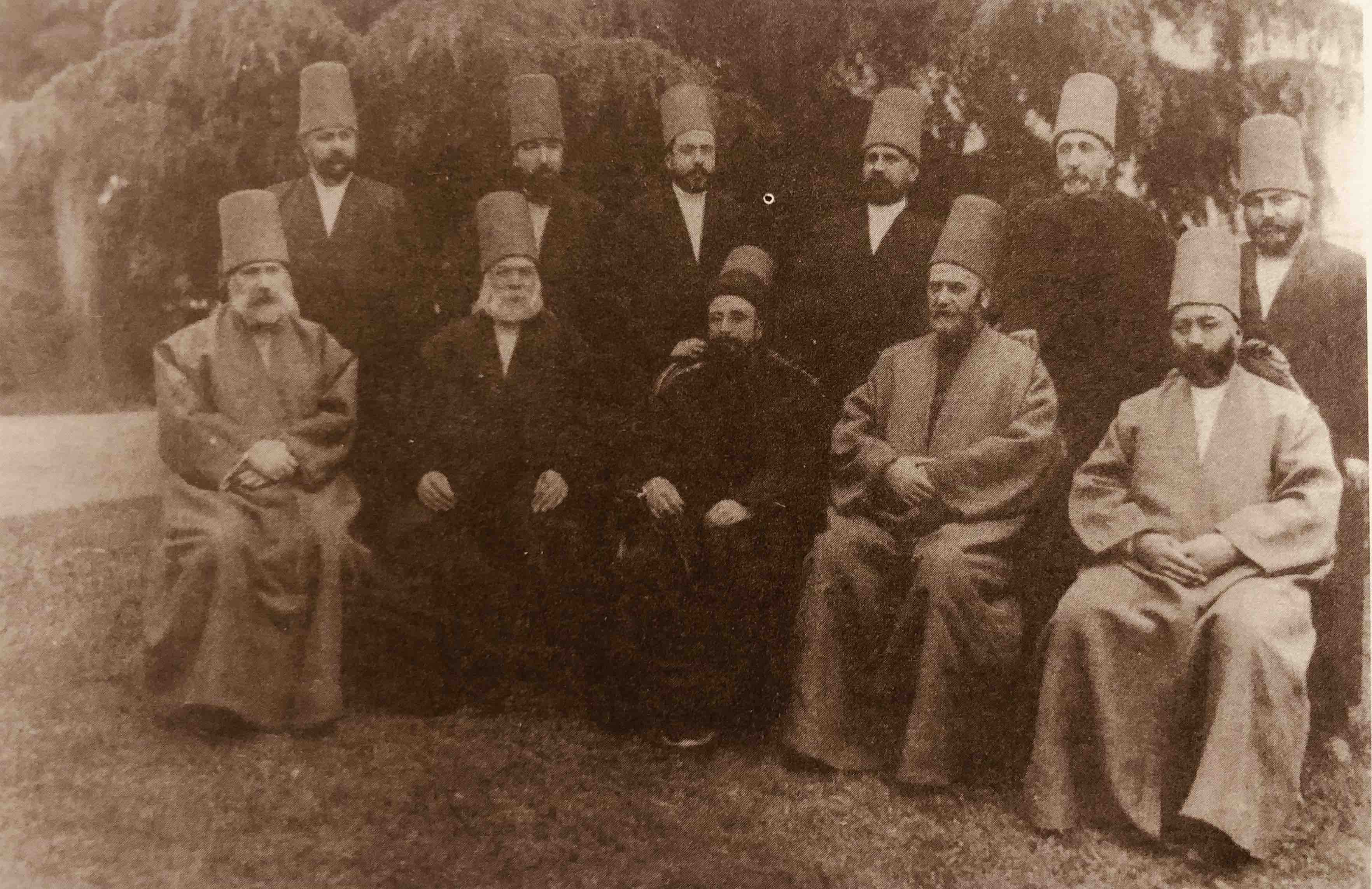 Burhaneddin Dede ( Sol başta Ayakta ) ve Galata Mevlevihanesi Şeyhi Ahmed Celaleddin Dede (Sol başta oturan )